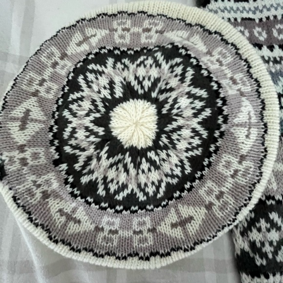 Scarf and beret set - Picture 3 of 12